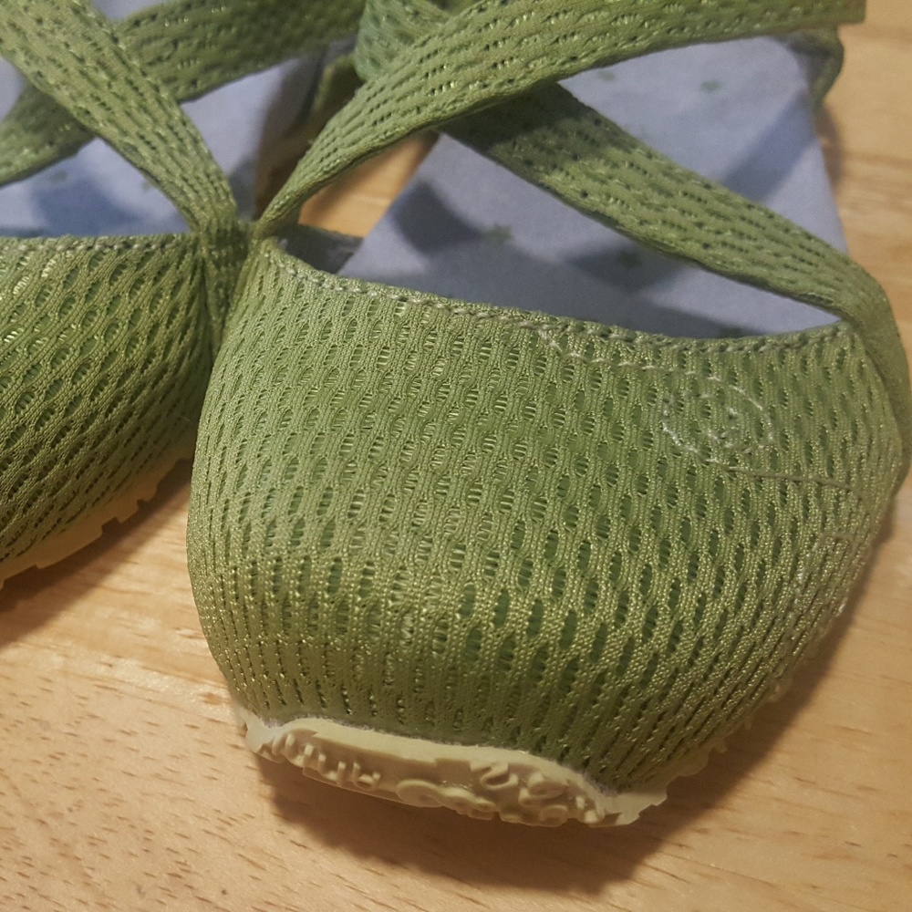 NWOT / AHNU 'KARMA' yoga shoes